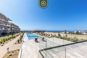 Luxury 2 BR Condo - Oceanview Pool - Gym