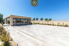 Luxury 2 BR Condo - Oceanview Pool - Gym