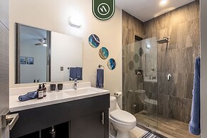New 2 BR Condo With Private Terrace - BBQ