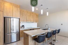 New 2 BR Condo With Private Terrace - BBQ