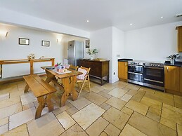 Tranquil Retreat in Devauden Countryside