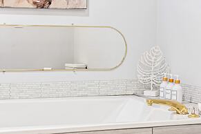 Renovated River Home Hot Tub Sauna Game Room