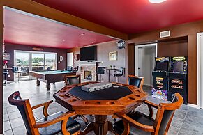 Renovated River Home Hot Tub Sauna Game Room