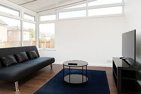 Prime 4BR Reading House & Free Parking