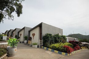 Tuskers Hill Banquets by Poppys