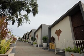 Tuskers Hill Banquets by Poppys