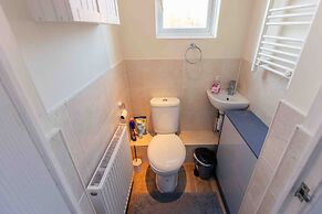 House - Sleeps 8 - Pet Friendly - Garden - Parking