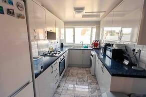 House - Sleeps 8 - Pet Friendly - Garden - Parking