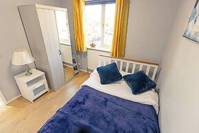 House - Sleeps 8 - Pet Friendly - Garden - Parking