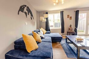 House - Sleeps 8 - Pet Friendly - Garden - Parking