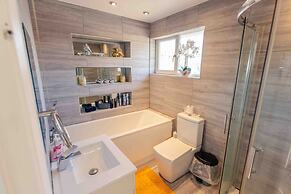 House - Sleeps 8 - Pet Friendly - Garden - Parking