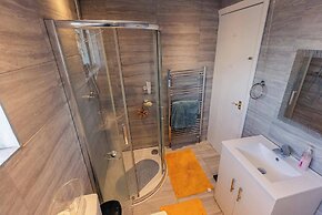 House - Sleeps 8 - Pet Friendly - Garden - Parking