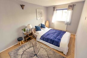 House - Sleeps 8 - Pet Friendly - Garden - Parking