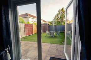 House - Sleeps 8 - Pet Friendly - Garden - Parking