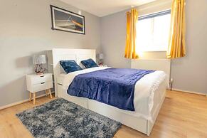 House - Sleeps 8 - Pet Friendly - Garden - Parking
