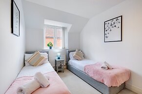 Foxherne 6 Bed & 3 Bath Serviced Hse -20