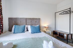 Foxherne 6 Bed & 3 Bath Serviced Hse -20