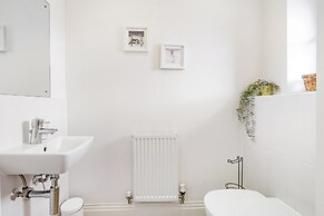 Foxherne 6 Bed & 3 Bath Serviced Hse -20