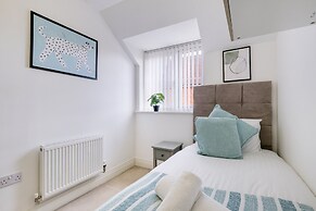 Foxherne 6 Bed & 3 Bath Serviced Hse -20