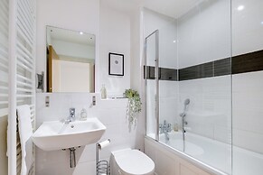 Foxherne 6 Bed & 3 Bath Serviced Hse -20