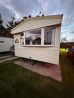 2 Bed Caravan - Sleeps 6 - Pet Friendly, Parking