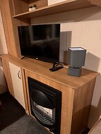 2 Bed Caravan - Sleeps 6 - Pet Friendly, Parking