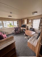 2 Bed Caravan - Sleeps 6 - Pet Friendly, Parking