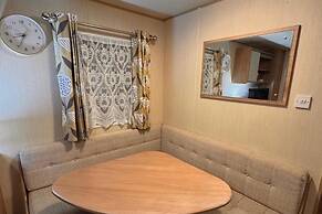 2 Bed Caravan - Sleeps 6 - Pet Friendly, Parking