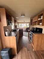 2 Bed Caravan - Sleeps 6 - Pet Friendly, Parking