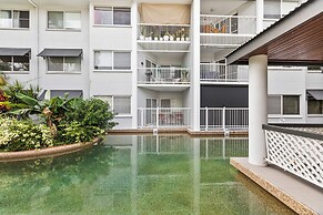 Cairns Tropical Bliss Swim In - Out Apt