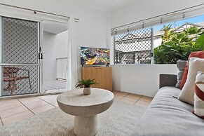 Cairns Tropical Bliss Swim In - Out Apt