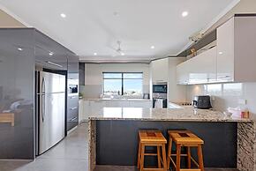 Zen Coastline Pool - Balcony Dining - Seaview