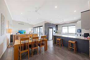 Zen Coastline Pool - Balcony Dining - Seaview