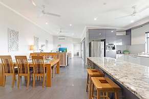 Zen Coastline Pool - Balcony Dining - Seaview