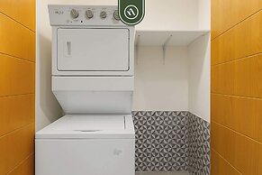 New Stylish 1 BR Condo - Ocean Views - Flex Room