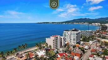 New Stylish 1 BR Condo - Ocean Views - Flex Room