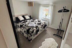 Cottage - Sleeps 4 - Pet Ok - Patio - Parking