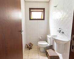 Casa com rea Gourmet e Quintal a 200 m da Praia
