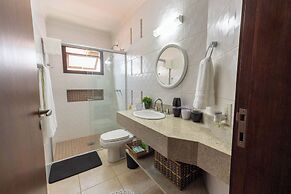 Casa com rea Gourmet e Quintal a 200 m da Praia