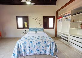 Casa com rea Gourmet e Quintal a 200 m da Praia
