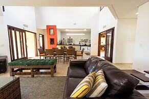 Casa com rea Gourmet e Quintal a 200 m da Praia