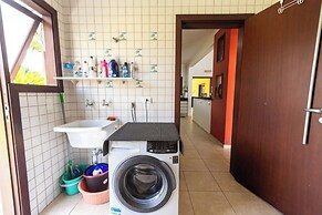 Casa com rea Gourmet e Quintal a 200 m da Praia