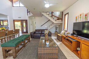 Casa com rea Gourmet e Quintal a 200 m da Praia