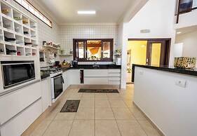 Casa com rea Gourmet e Quintal a 200 m da Praia