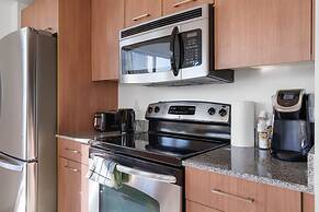 Luxe 2BR Condo w Skyline Views In-suite Laundry