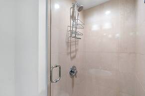 Luxe 2BR Condo w Skyline Views In-suite Laundry
