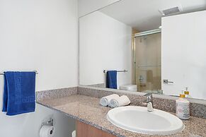 Luxe 2BR Condo w Skyline Views In-suite Laundry