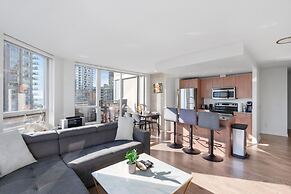 Luxe 2BR Condo w Skyline Views In-suite Laundry
