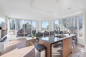 Luxe 2BR Condo w Skyline Views In-suite Laundry