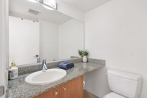Luxe 2BR Condo w Skyline Views In-suite Laundry